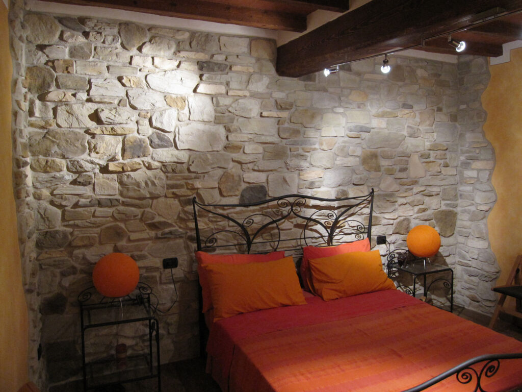 Geopietra in parete dietro letto camera